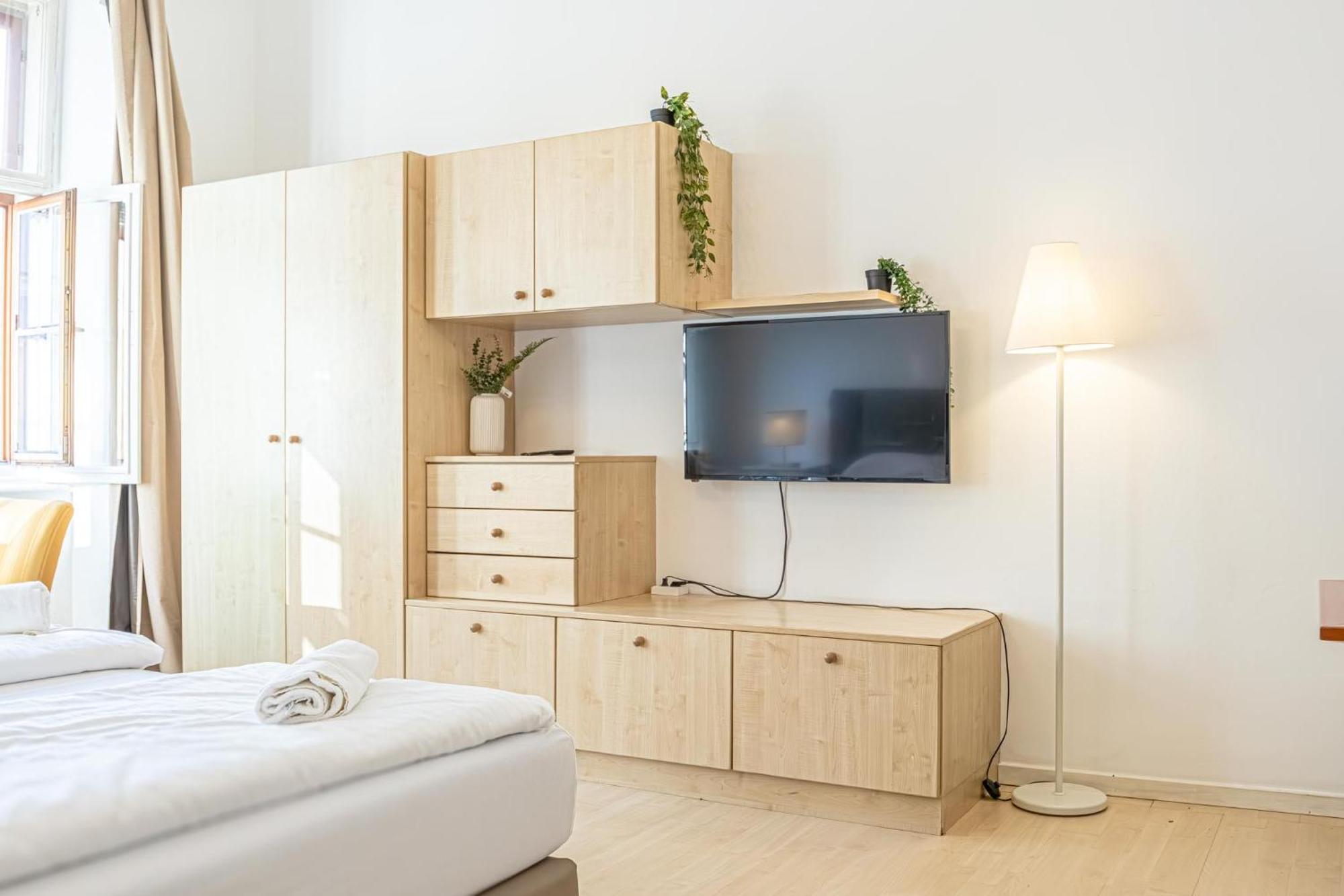 8 Min Walk To Wiener Stadthalle, Stylish 1br * Wenen