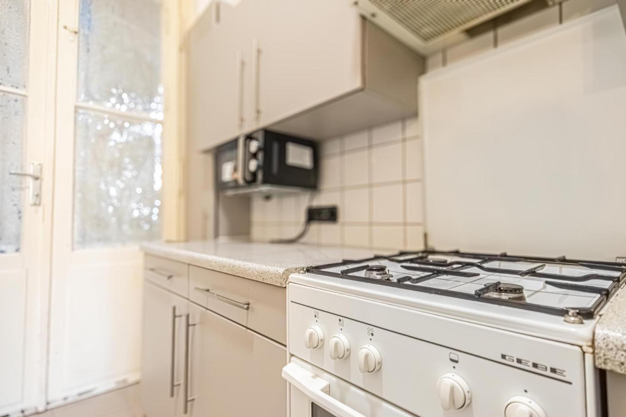 Appartement 8 Min Walk To Wiener Stadthalle, Stylish 1br Wenen